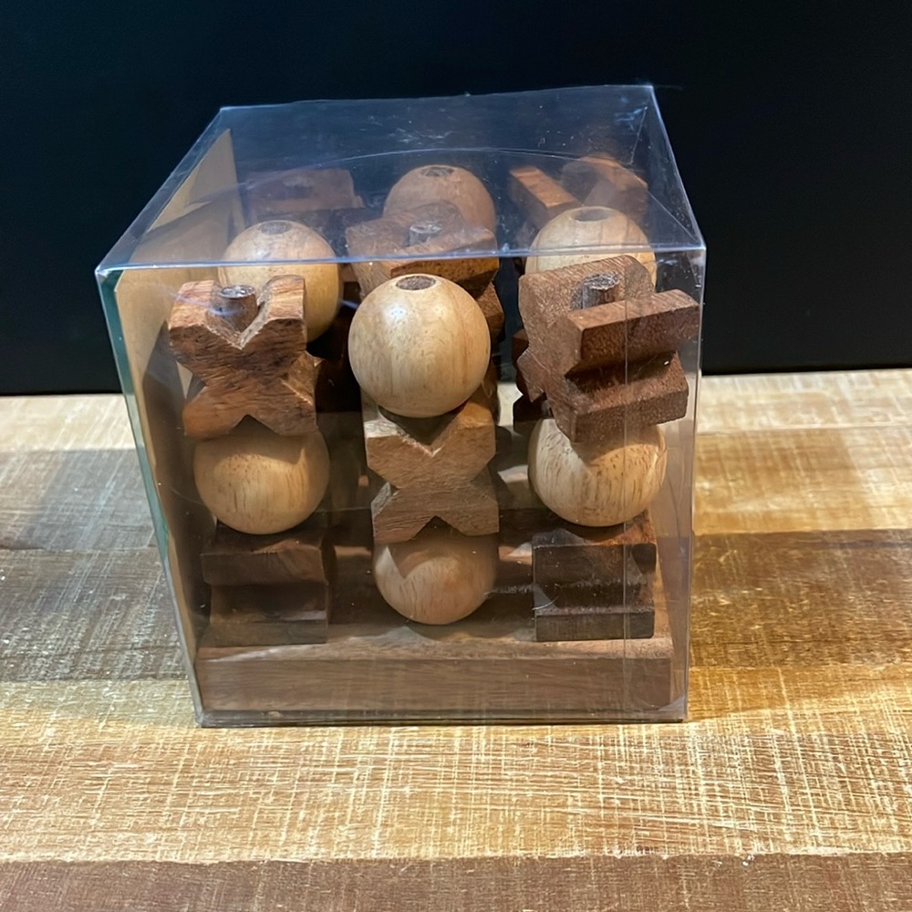Wood puzzle 3D tic-tac-toe